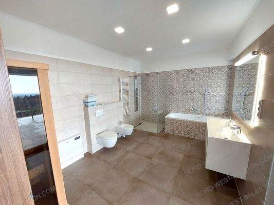 Bad mit Dusche, Wanne und Infrarotsauna