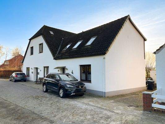 Außenansicht / Anbau mit Garage