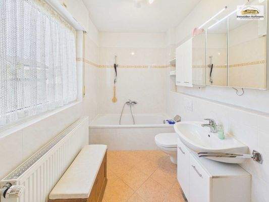 Tageslichtbad mit Badewanne – funktional und gepflegt