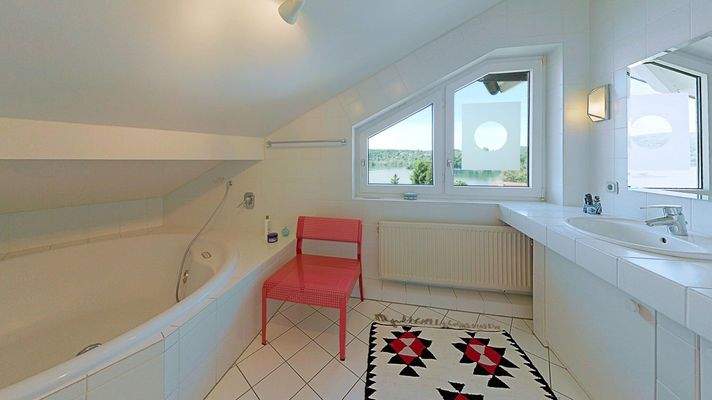 OG - Badezimmer mit Dusche und großer Badewanne