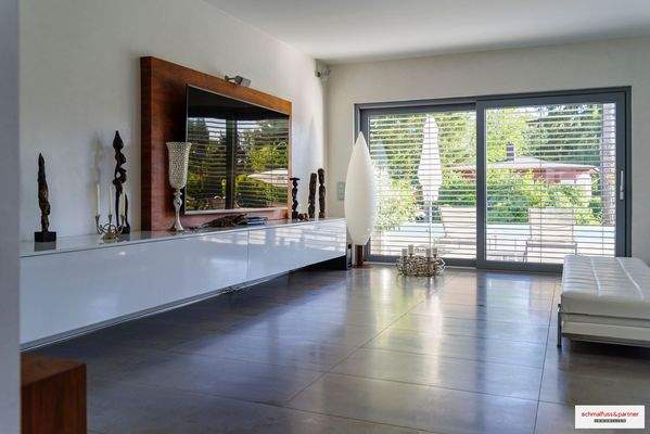 Wohnbereich mit Schiebefenster zur Terrasse