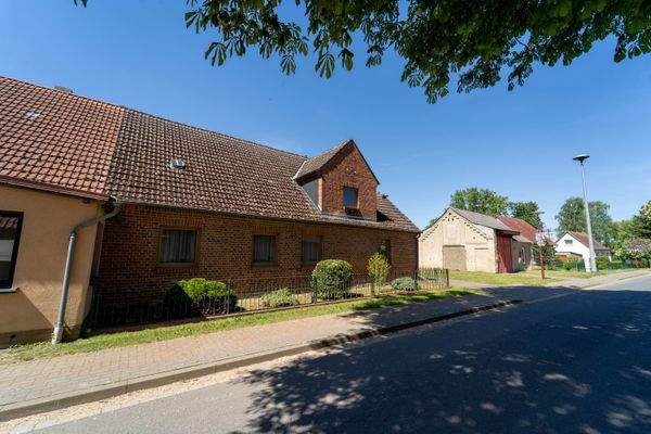 Massive Doppelhaushälfte mit Gaube