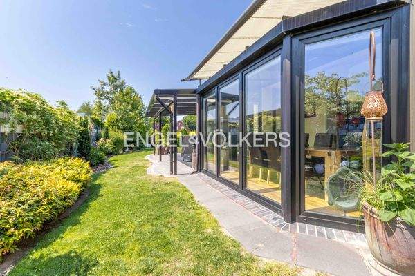 Der Wintergarten mit Beschattung und angrenzender überdachter Terasse