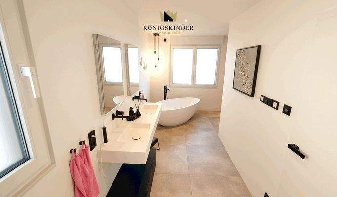 Bad mit Wanne/Dusche