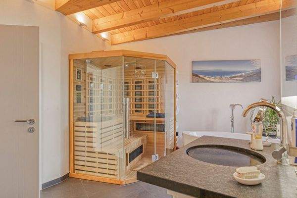 großes Badezimmer mit Wärmekabine