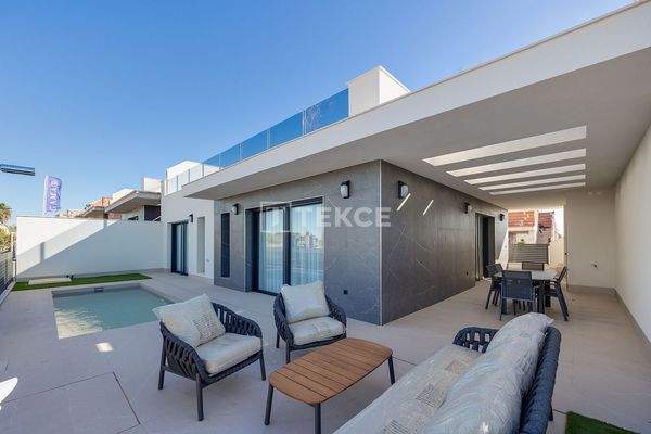 Elegant One-Story Villas with Stunning Views in Torrevieja