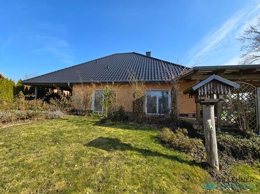 Haus liegt erhaben über dem Grundstück