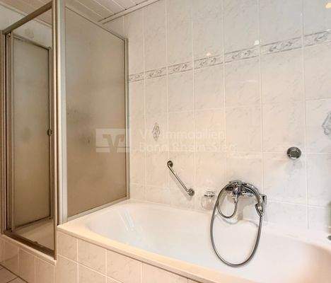 Blick auf die Badewanne und Dusche