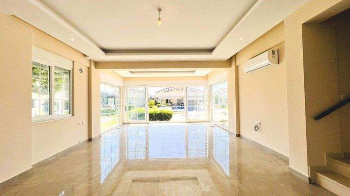  Wohnzimmerbereich und Wintergarten