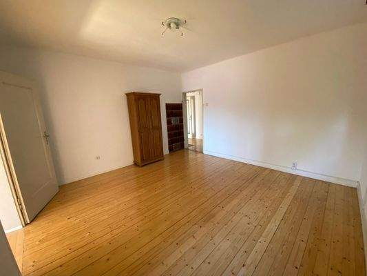 Kinder-Arbeits-Zimmer, links Tür zum Schlafzimmer, vorne Tür zum Flur