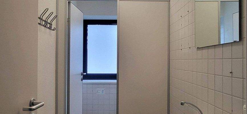 GETRENNTE SANITÄRANLAGEN DAMEN