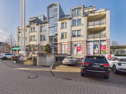 Parkplätze mit Einfahrt