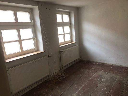 Fensterreihe zur Straße