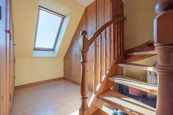 Zimmer 3 und Treppe Spitzbogen