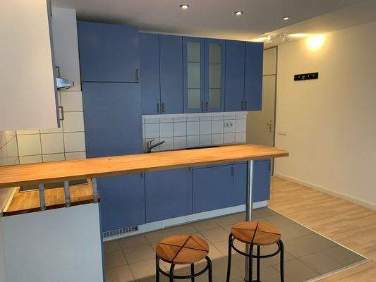 1. Küche mit Deckenbeleuchtung