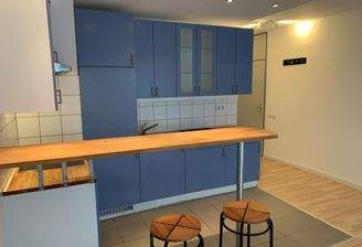 1. Küche mit Deckenbeleuchtung