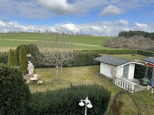 Blick in den Garten vom Balkon