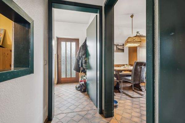 Flur mit Seitenausgang