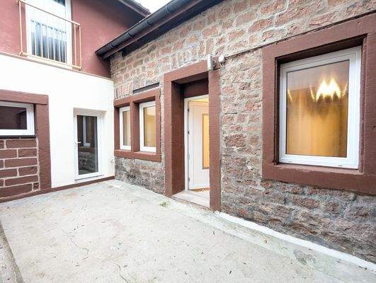 Innenhof mit zwei Abstellräumen