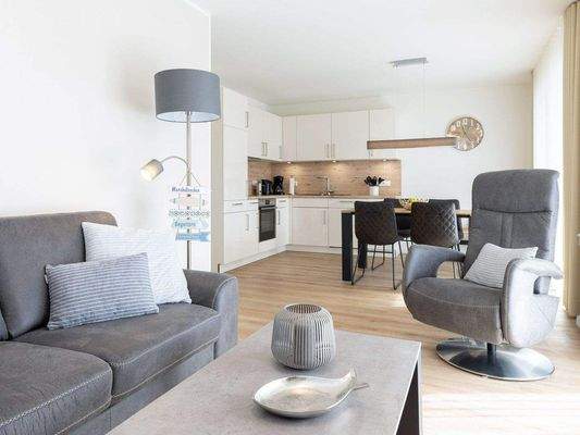 Blick vom Wohnbereich in die offene Küche