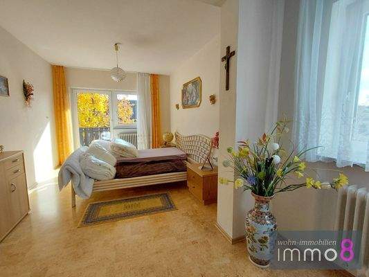 Geräumiges Schlafzimmer mit Ankleidebereich