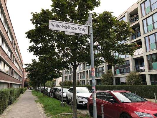 Straßenschild und Wohngebäude