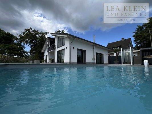 Blick über den Pool