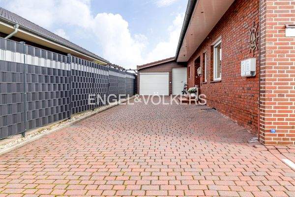 Die Auffahrt mit Blick auf die Garage