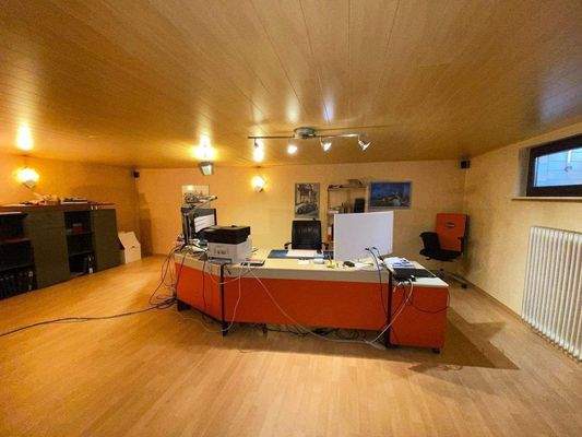 Großes Büro im UG!