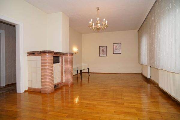 16_Wohnzimmer Kamin.JPG