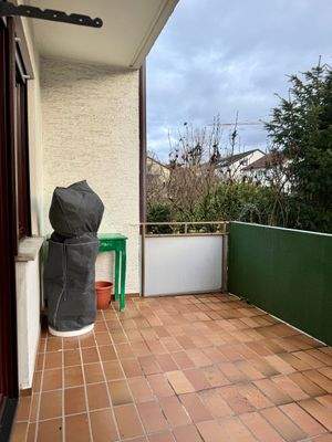 Balkon mit Grill und Pflanzen