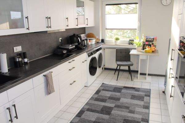 Küche mit Einbauküche