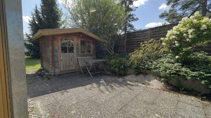 Terrasse mit Gartenhütte
