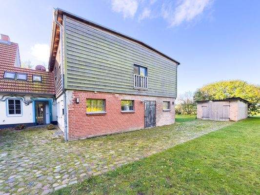 Rechts gelegen die Garage