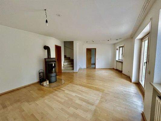 Wohnzimmer im Untergeschoss mit Kaminofen ........