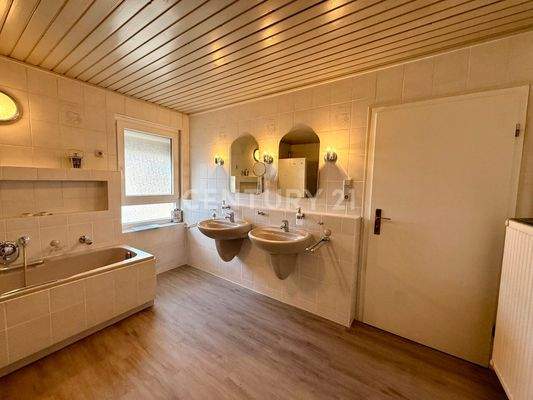 Badezimmer 1 mit Tageslicht