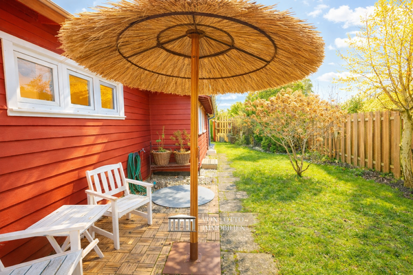 Ruhiger Sitzplatz im grünen Außenbereich