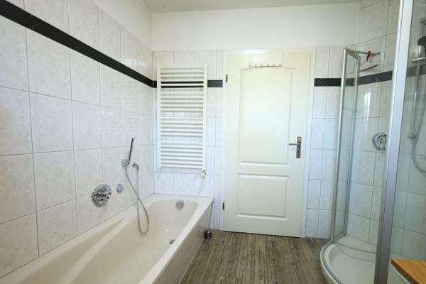 Eine Dusche und eine Badewanne zur Entspannung