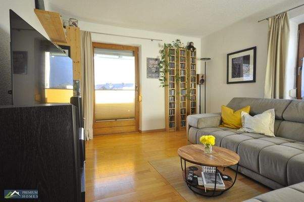 Moderne 3-Zimmer-Eigentumswohnung - Wohnzimmer mit Zugang auf den Balkon