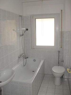 Ansprechendes Bad mit Wanne und Fenster.