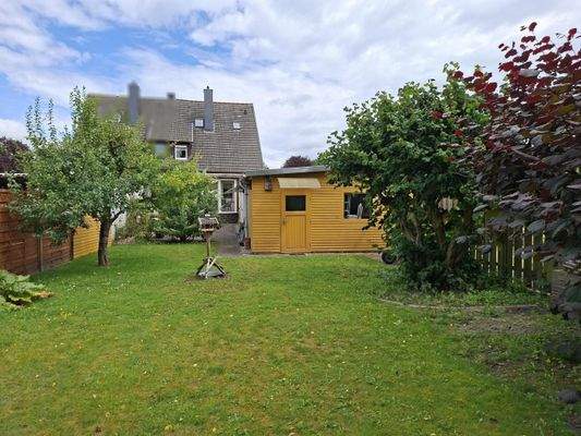 Abstellraum mit Brunnenanschluß hinter der Garage, Zugang vom Garten