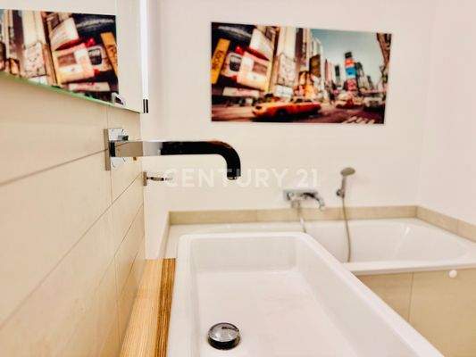 Badezimmer mit großer Badewanne und separater Dusche