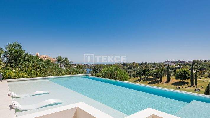 Golf View Villa with Designer Kitchen Near Beach in Benahavís