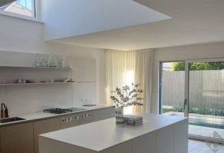 Lichtdurchflutete offene Küche