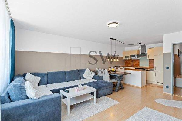 Wohnzimmer mit offener Küche