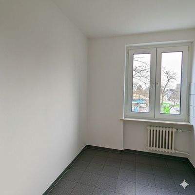 Küche ohne Möbel mit KI entfernt