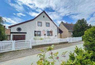 Einfamilienhaus-Straßenansicht