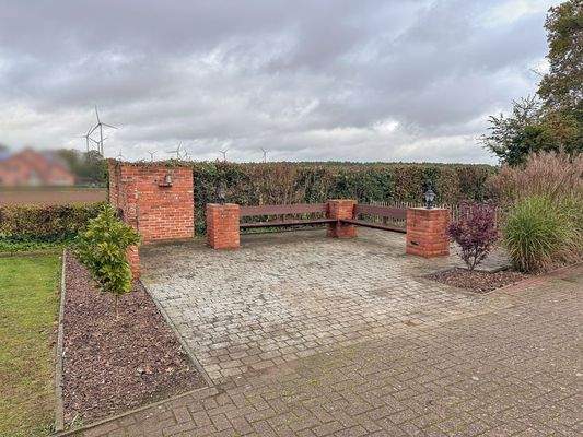 Sitzplatz mit Backsteinmauer