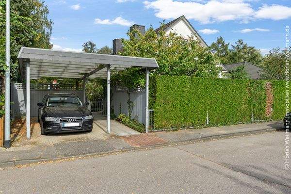 Carport und Zuwegung zum Grundstück.