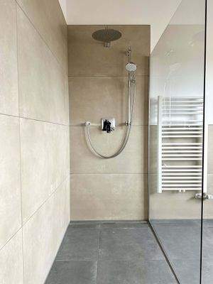 Hauptbadezimmer (Dusche + Badewanne)